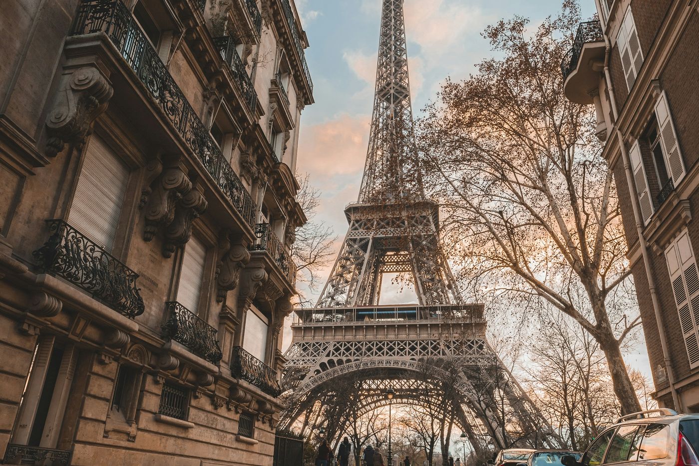 Façade haussmannienne parisienne dans une lumière chaude